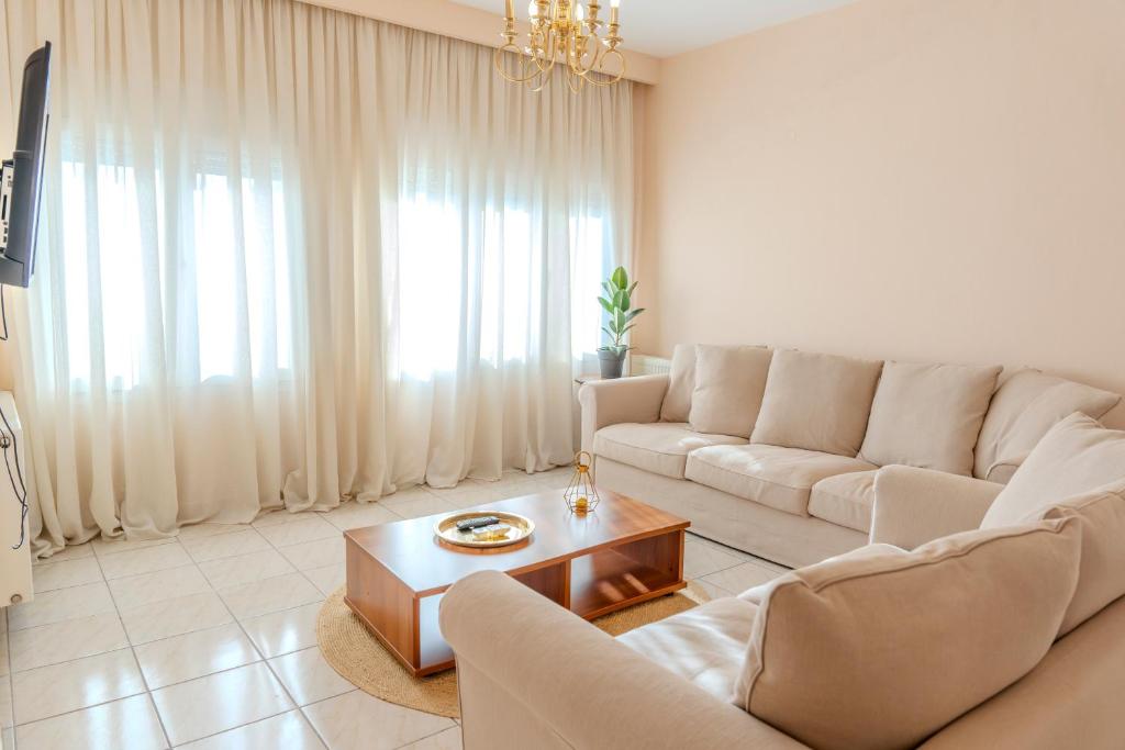 sala de estar con sofá y mesa en Georgina's Meteora Loft Apartment, en Kalambaka
