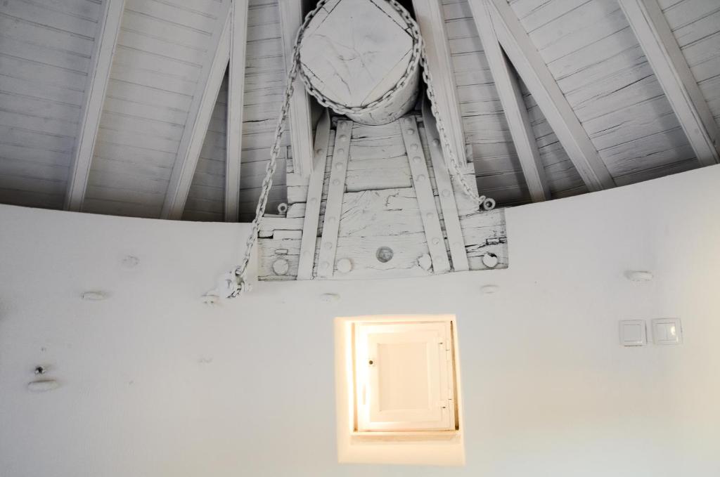 a door in a white room with a ceiling at O Moinho da Roca in Azoia