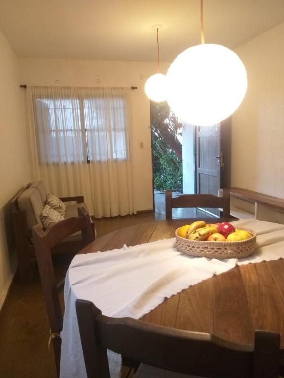 una habitación con una mesa con un bol de fruta en ella en Casa Incone en Formosa