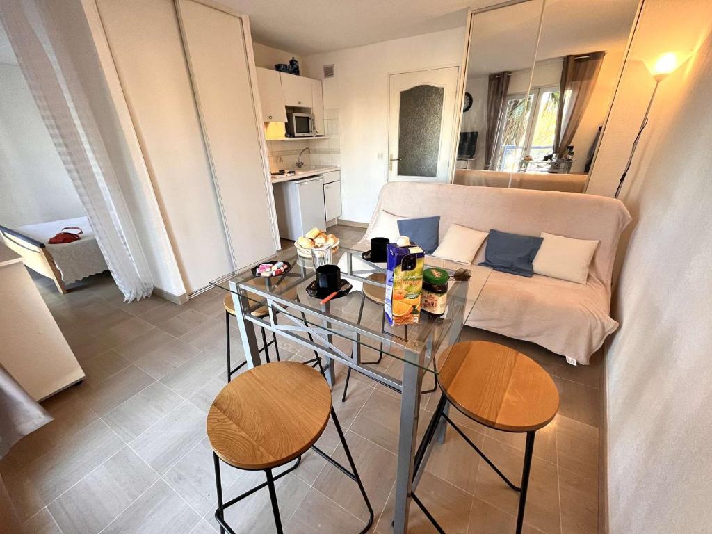 un salon avec une table et un canapé dans l'établissement Studio Cabine à Port Fréjus, Plage et Commerces à Pied, Connexion Internet, Ménage Inclus - FR-1-226A-168, à Fréjus