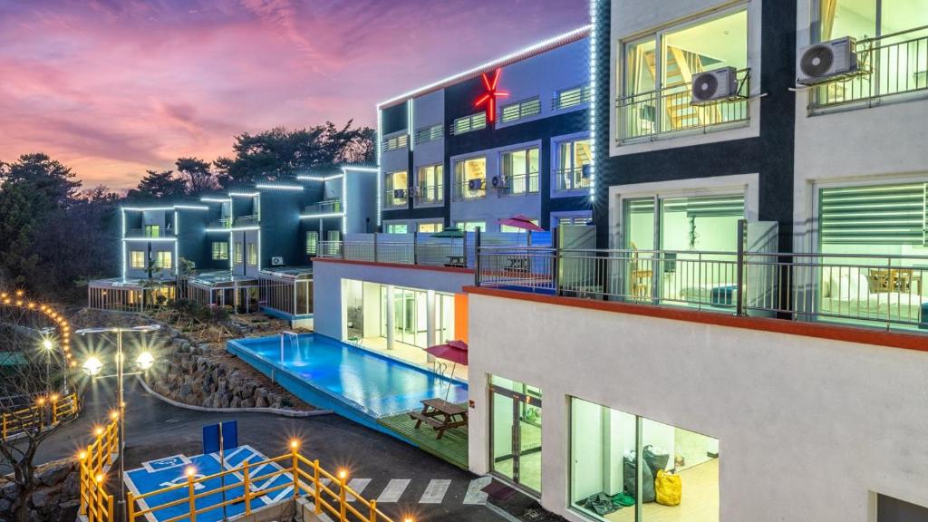 uma representação de um hotel com piscina em The Sky Pool Villa em Suncheon
