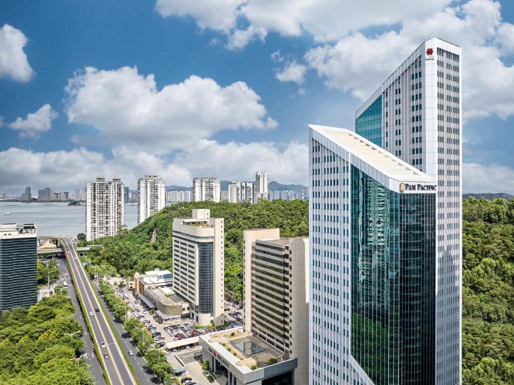 uma vista para uma cidade com edifícios altos em Pan Pacific Xiamen(Near the Ferry to Gulang Island and Metro Station) em Xiamen