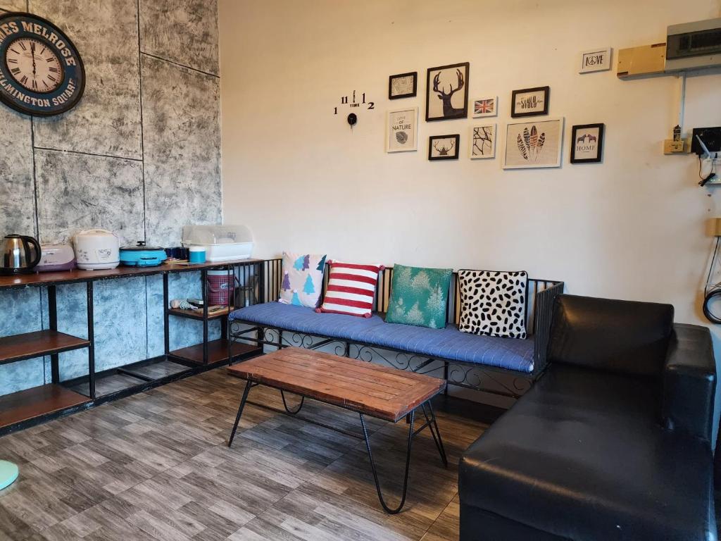 Posezení v ubytování Baan Minnie 2 bedroom home 400m from Saikaew beach