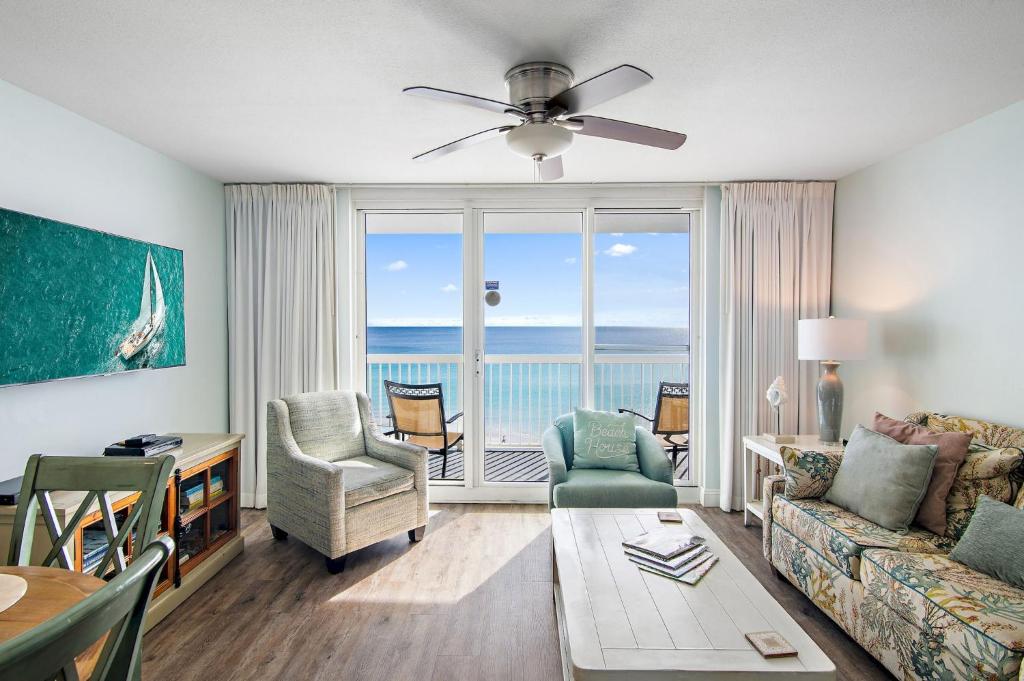 ein Wohnzimmer mit Blick auf das Meer in der Unterkunft Pelican Beach Resort by Colasan in Destin