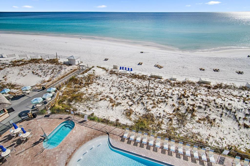 einen Blick über den Strand mit Pool in der Unterkunft Pelican Beach Resort by Colasan in Destin