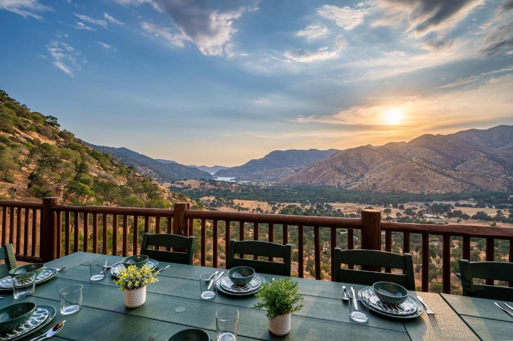 einen Tisch auf dem Balkon mit Bergblick in der Unterkunft 4 Kings Log Cabin 150 Acres Spectacular Views in Three Rivers