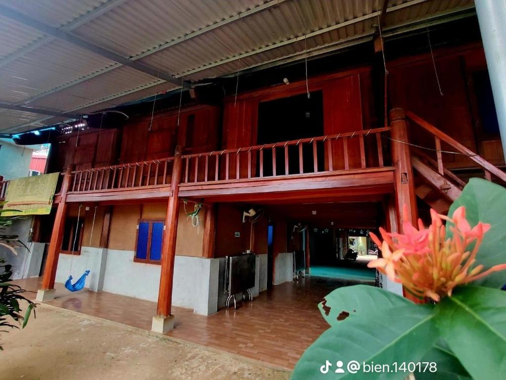 een gebouw met een trap in het midden van een kamer bij Xóm măng 2 -xã Long Cốc-huyện Tân Sơn-Tỉnh Phú Thọ 