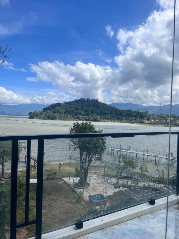 - Balcón con vistas al agua en Lak village en Lien Son