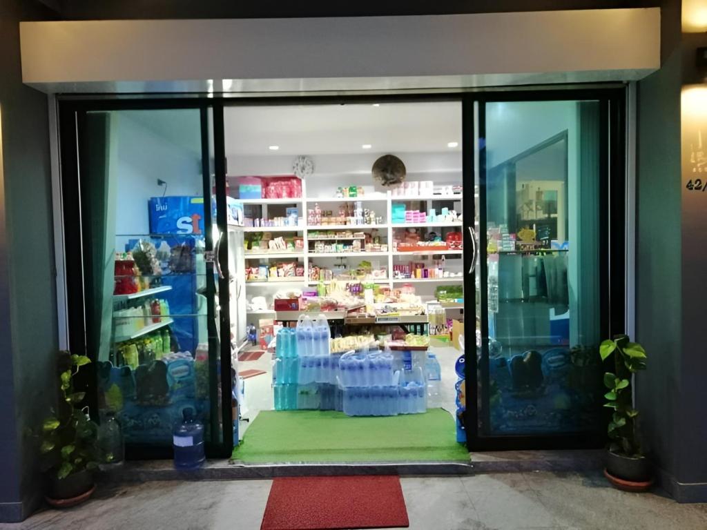 Supermarket nebo jiné obchody v  hotelu nebo okolí