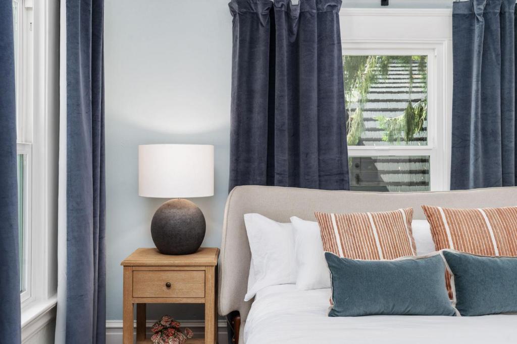 Grape Escape Inn & Suites - Rey Suite