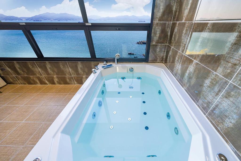 Koupelna v ubytování Le Paradis Ocen view Spa Pension