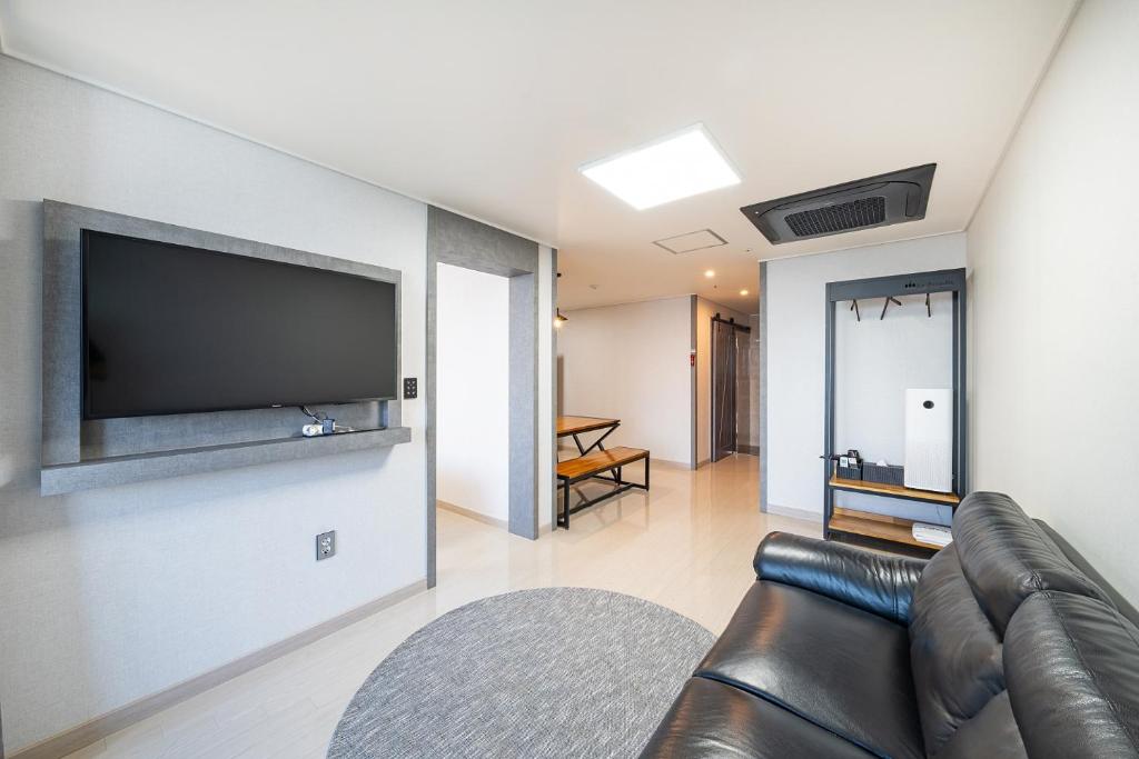 TV a/nebo společenská místnost v ubytování Le Paradis Ocen view Spa Pension
