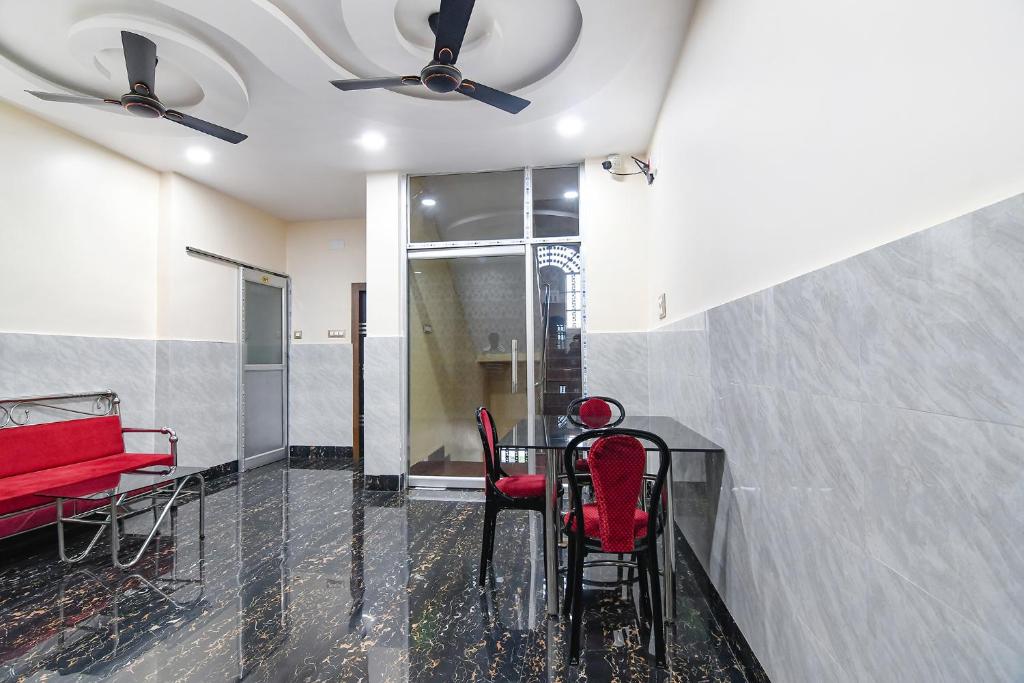Posezení v ubytování FabHotel Sriya - City Center, Durgapur