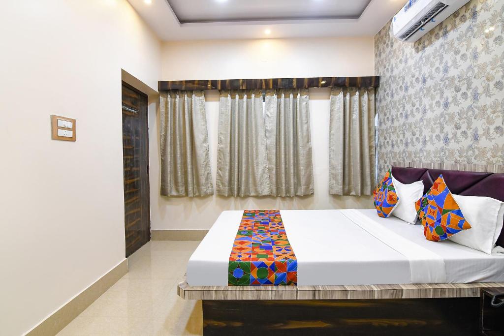 Postel nebo postele na pokoji v ubytování FabHotel Sriya - City Center, Durgapur