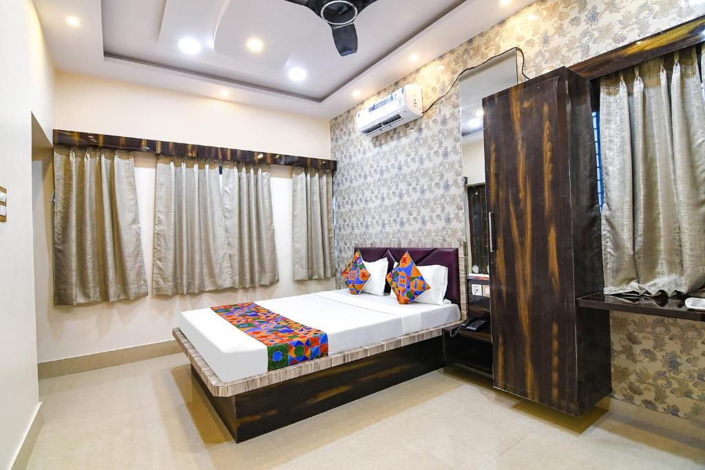 Postel nebo postele na pokoji v ubytování FabHotel Sriya - City Center, Durgapur
