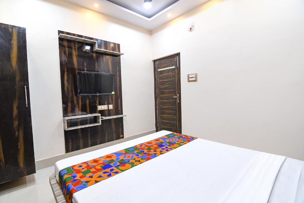 Postel nebo postele na pokoji v ubytování FabHotel Sriya - City Center, Durgapur