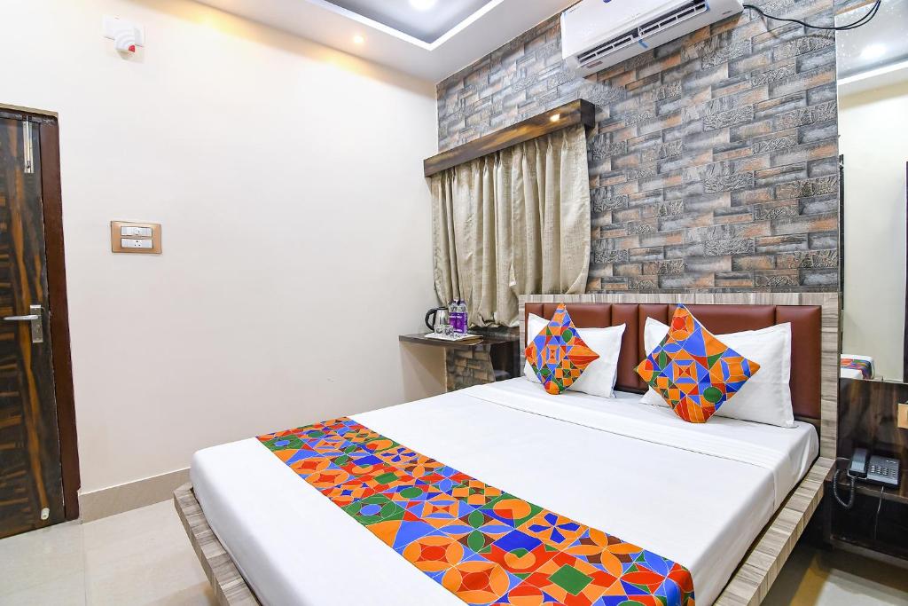 Postel nebo postele na pokoji v ubytování FabHotel Sriya - City Center, Durgapur
