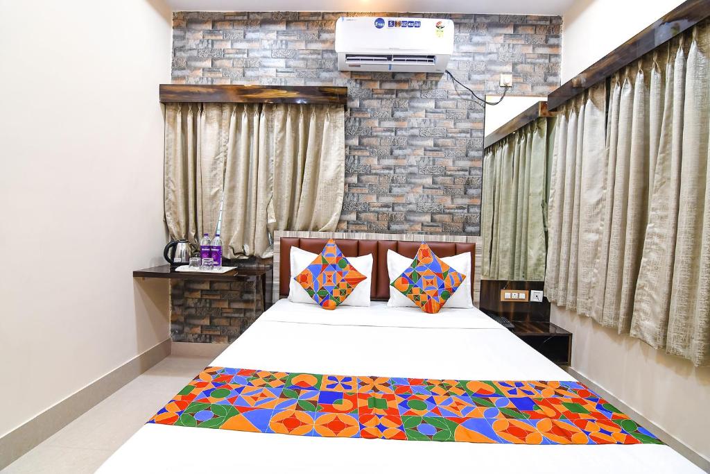 Postel nebo postele na pokoji v ubytování FabHotel Sriya - City Center, Durgapur