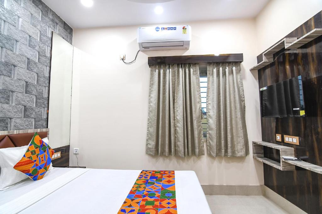 Postel nebo postele na pokoji v ubytování FabHotel Sriya - City Center, Durgapur