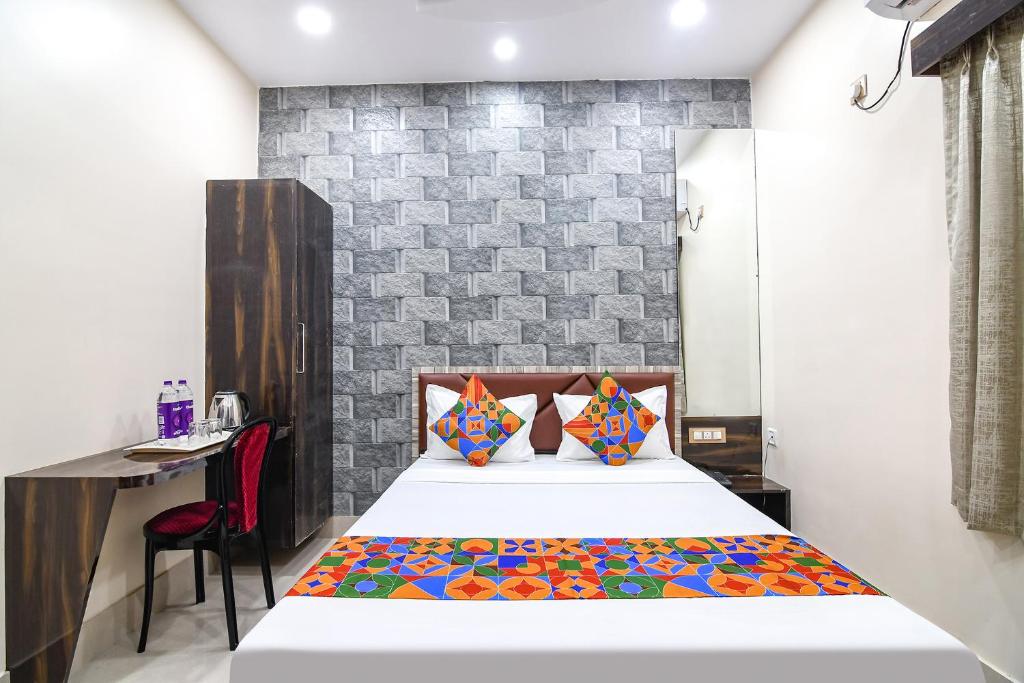 Postel nebo postele na pokoji v ubytování FabHotel Sriya - City Center, Durgapur