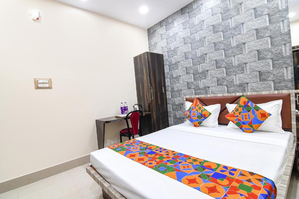 Postel nebo postele na pokoji v ubytování FabHotel Sriya - City Center, Durgapur