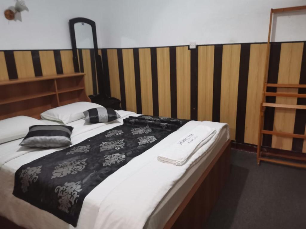 Postel nebo postele na pokoji v ubytování Happy inn