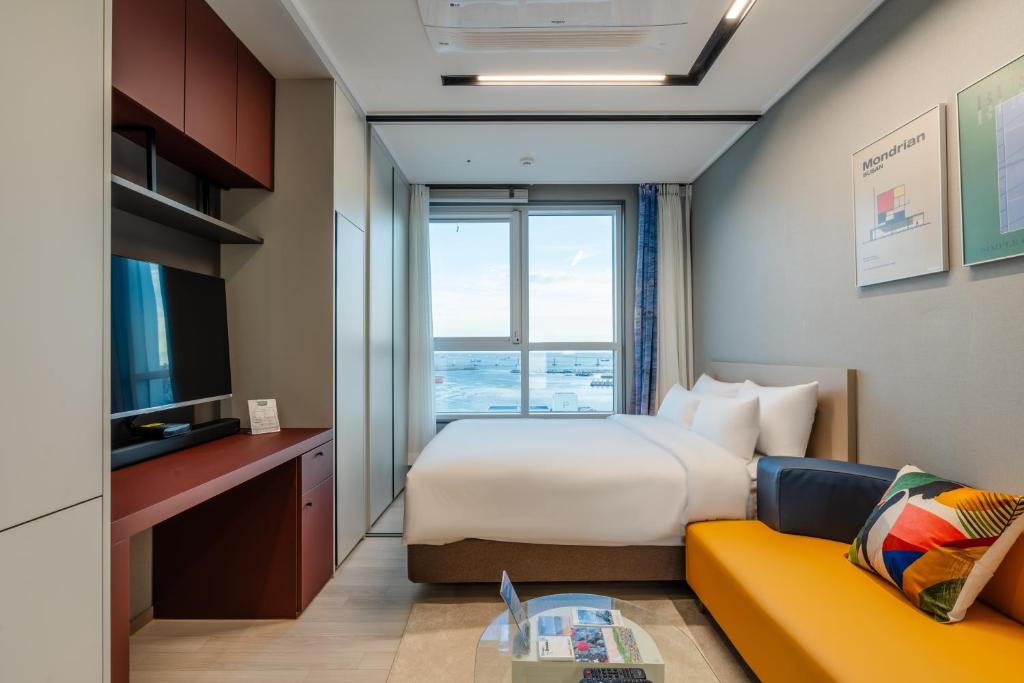 Postel nebo postele na pokoji v ubytování Radiant Nampo Hotel