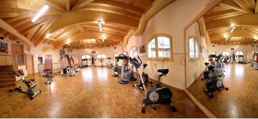 Posilňovňa alebo fitness centrum v ubytovaní Chalet - Direkt am 5 Sterne Campingplatz Aufenfeld im Zillertal mit Hallenbad und Sauna