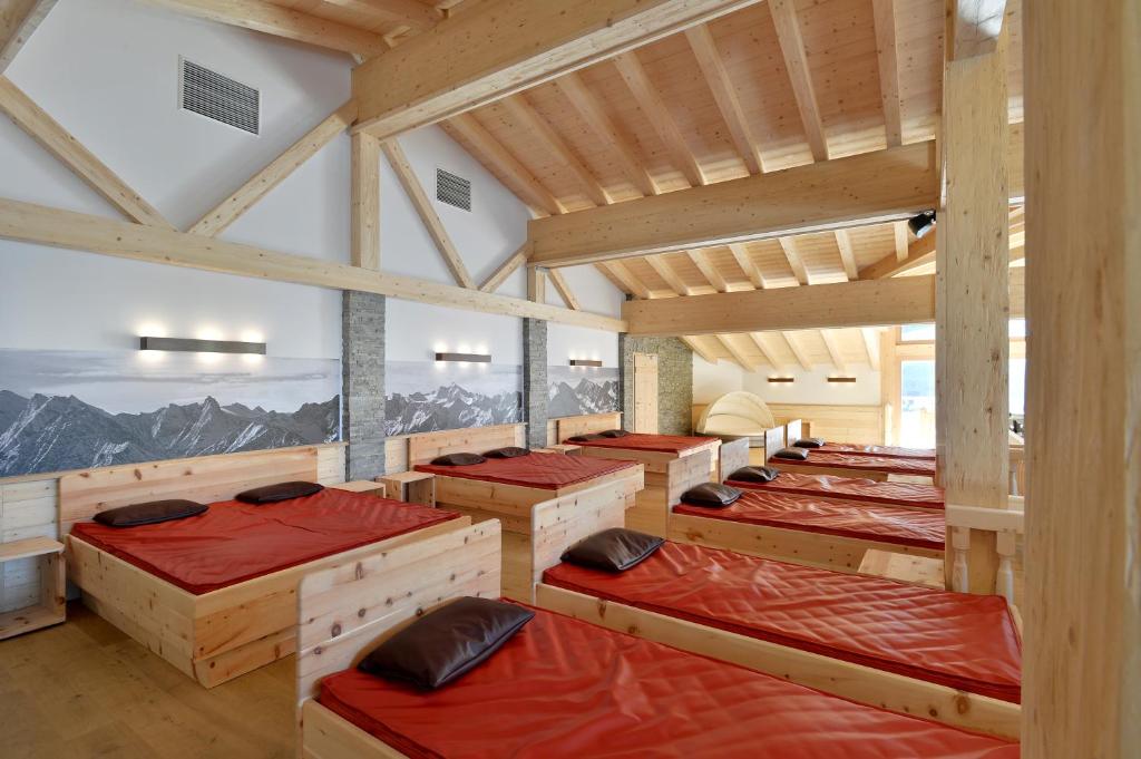Posteľ alebo postele v izbe v ubytovaní Chalet - Direkt am 5 Sterne Campingplatz Aufenfeld im Zillertal mit Hallenbad und Sauna