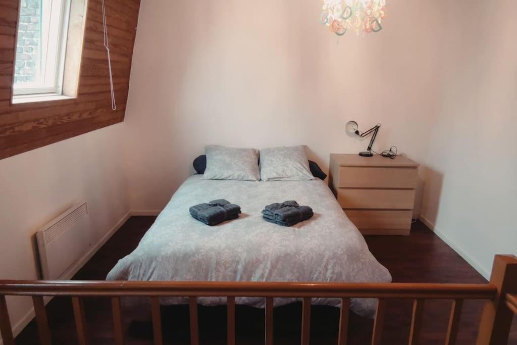 - une chambre avec un lit et 2 serviettes dans l'établissement Maison, proche de Lille et grand stade olympique, à Lezennes