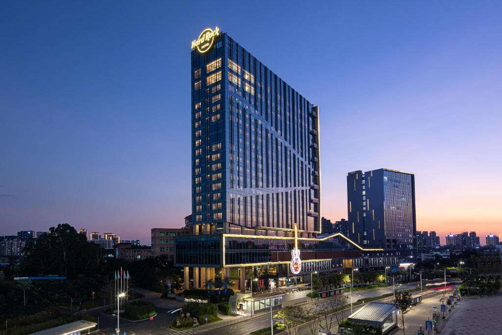 un edificio alto en una ciudad por la noche en Hard Rock Hotel Shenzhen en Shenzhen
