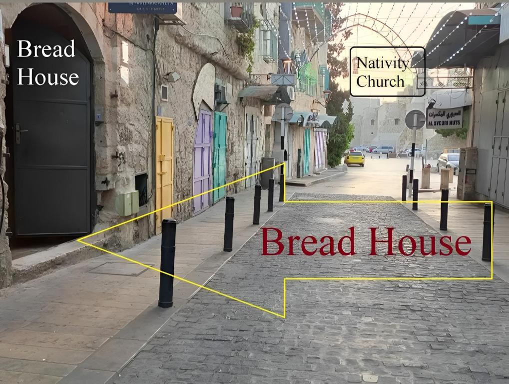 een straat met de woorden broodhuis en broodhuis bij BREAD HOUSE in Bethlehem