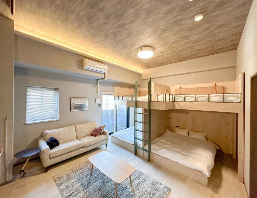 uma sala de estar com beliches e um sofá em Rakuten STAY Fukuoka Yakuin Family Room em Fukuoka