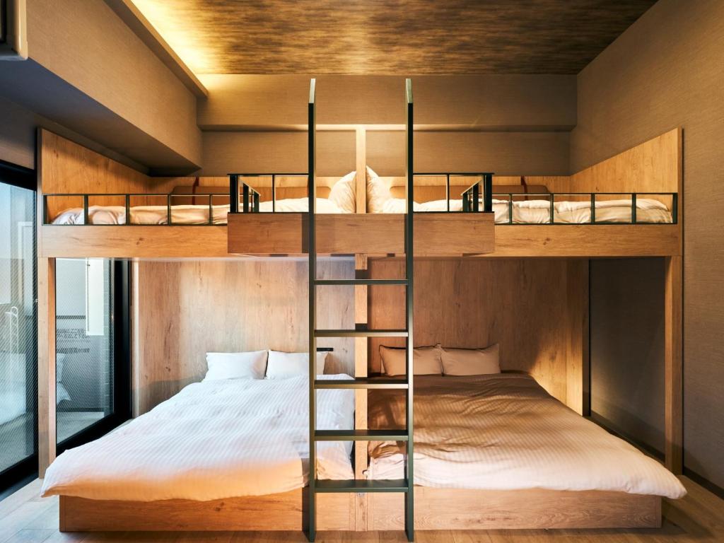 福冈Rakuten STAY Fukuoka Yakuin Family Room的配有一张大床的客房内的双层床