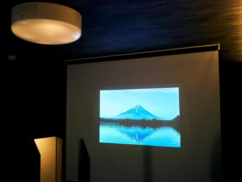 福冈Rakuten STAY Fukuoka Yakuin Family Room的透过窗户可欣赏到山景