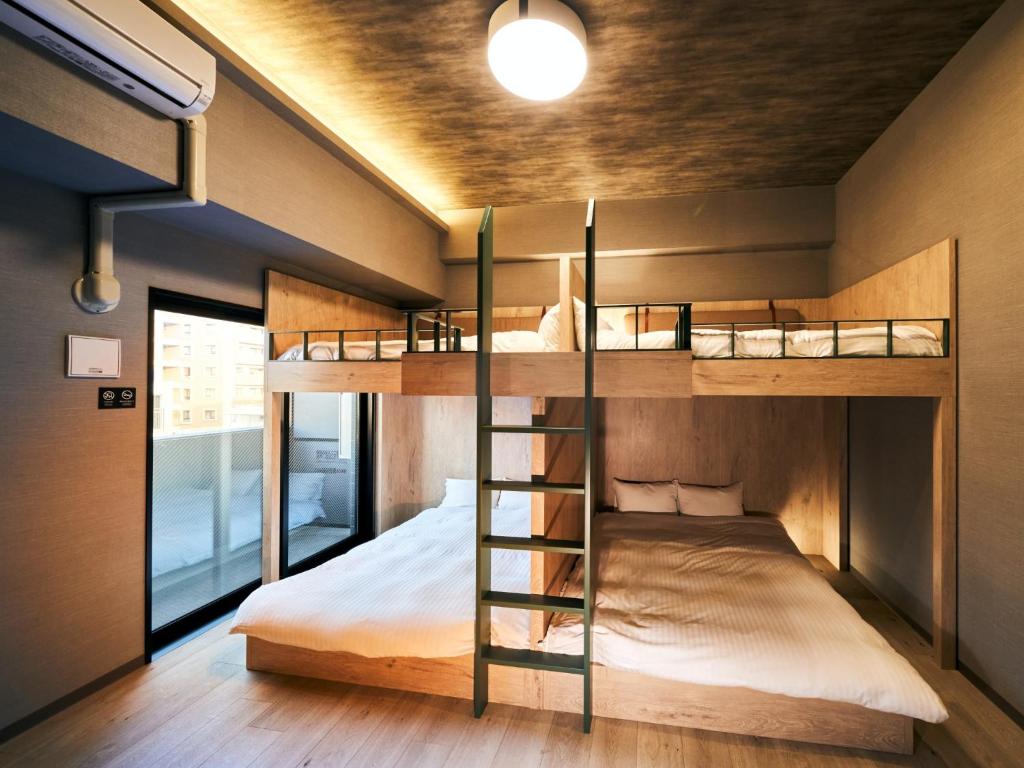 Rakuten STAY Fukuoka Yakuin Family Room客房内的一张或多张床位