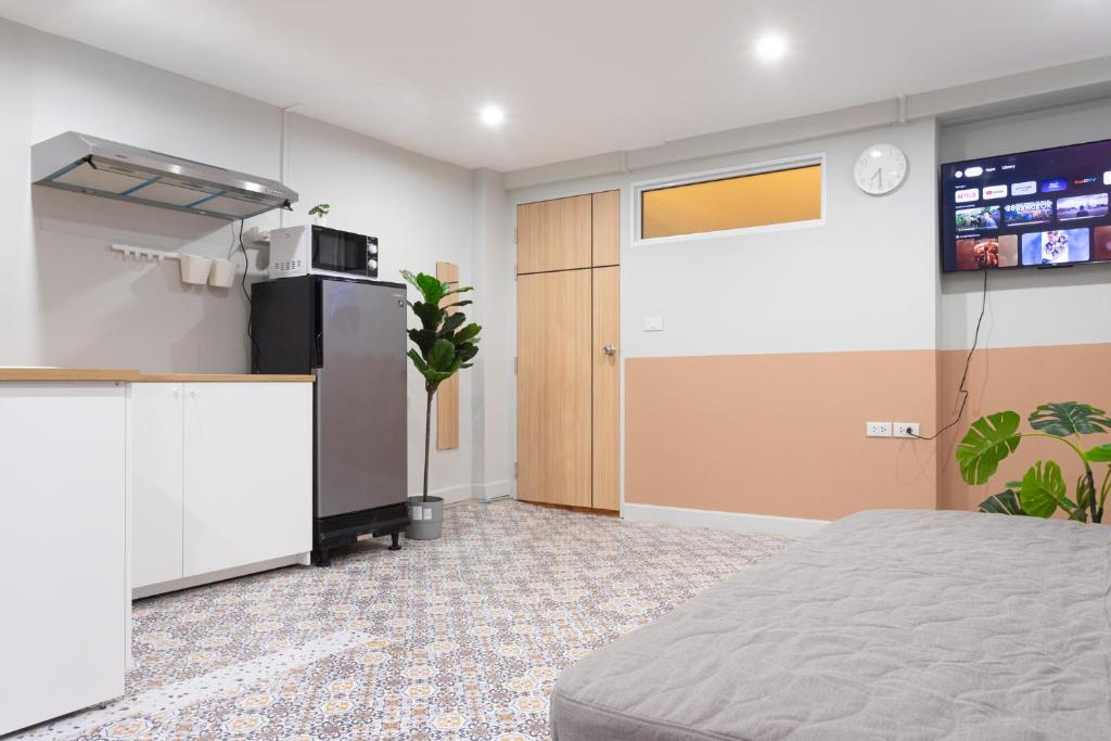 um quarto vazio com uma cama e uma cozinha em A1 Duplex large room wt kitchen em Bangkok