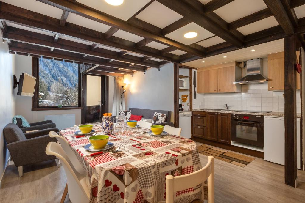 a kitchen and dining room with a table and chairs at Résidence Grand Roc - Campanules 114 in Chamonix