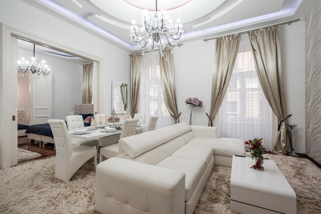 A seating area at Opera Balkony Luxury Apartment with free parking