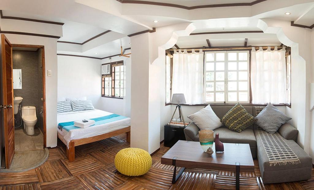 ein Wohnzimmer mit einem Sofa und einem Bett in der Unterkunft Marina 4Rooms in San Vicente