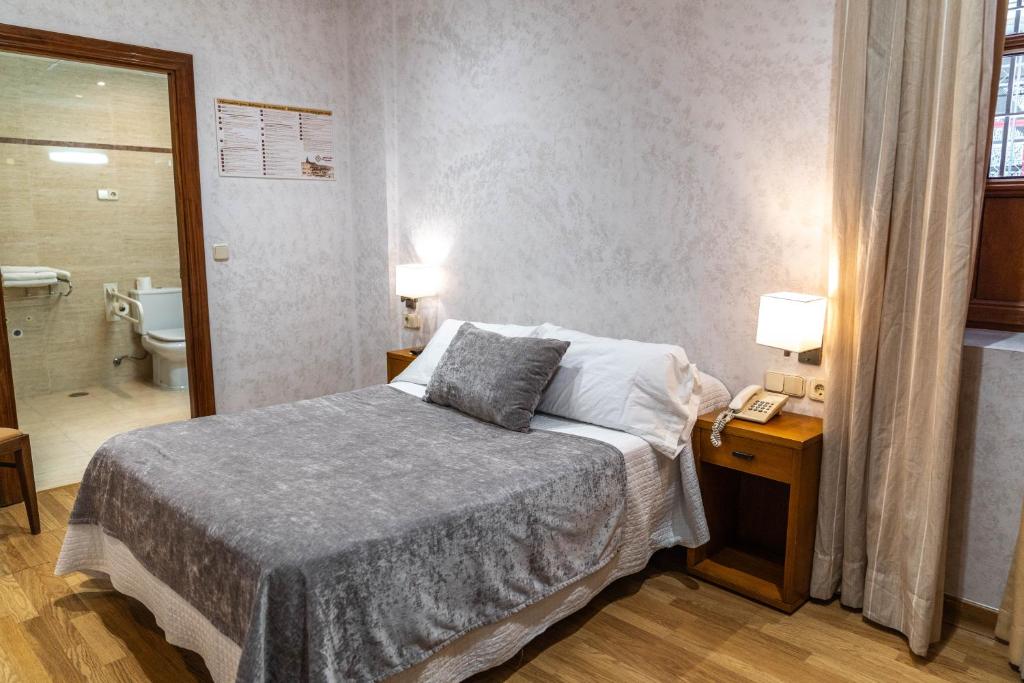 Postel nebo postele na pokoji v ubytování Hotel Granada Centro