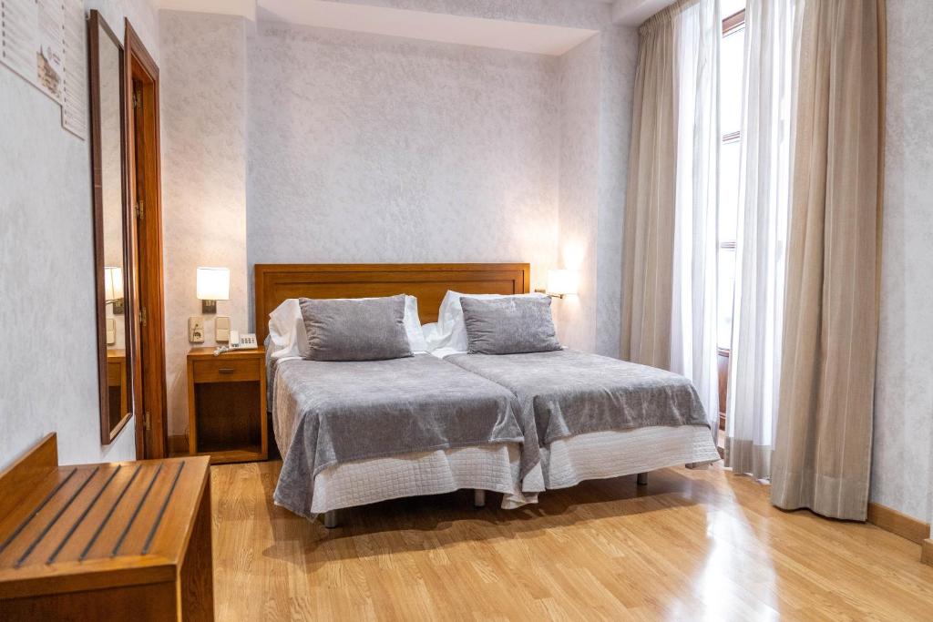 Postel nebo postele na pokoji v ubytování Hotel Granada Centro