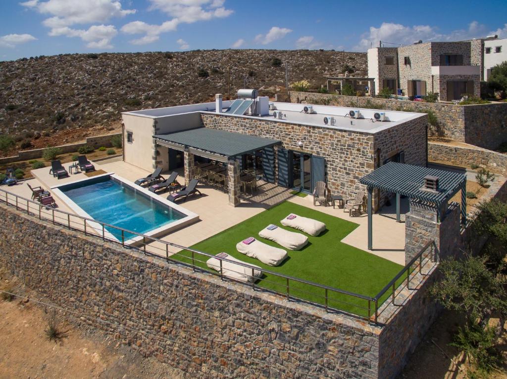 Bazén v ubytovaní Mandy Luxury Villa by Cretevasion alebo v jeho blízkosti