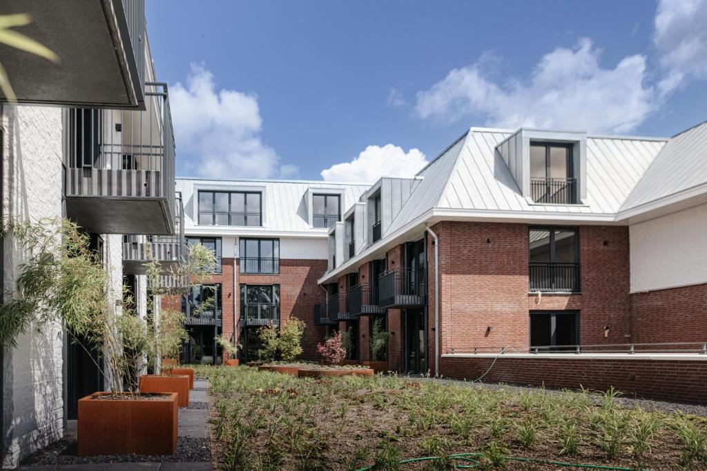 an exterior view of an apartment building at Van der Valk hotel Den Haag Wassenaar in Wassenaar