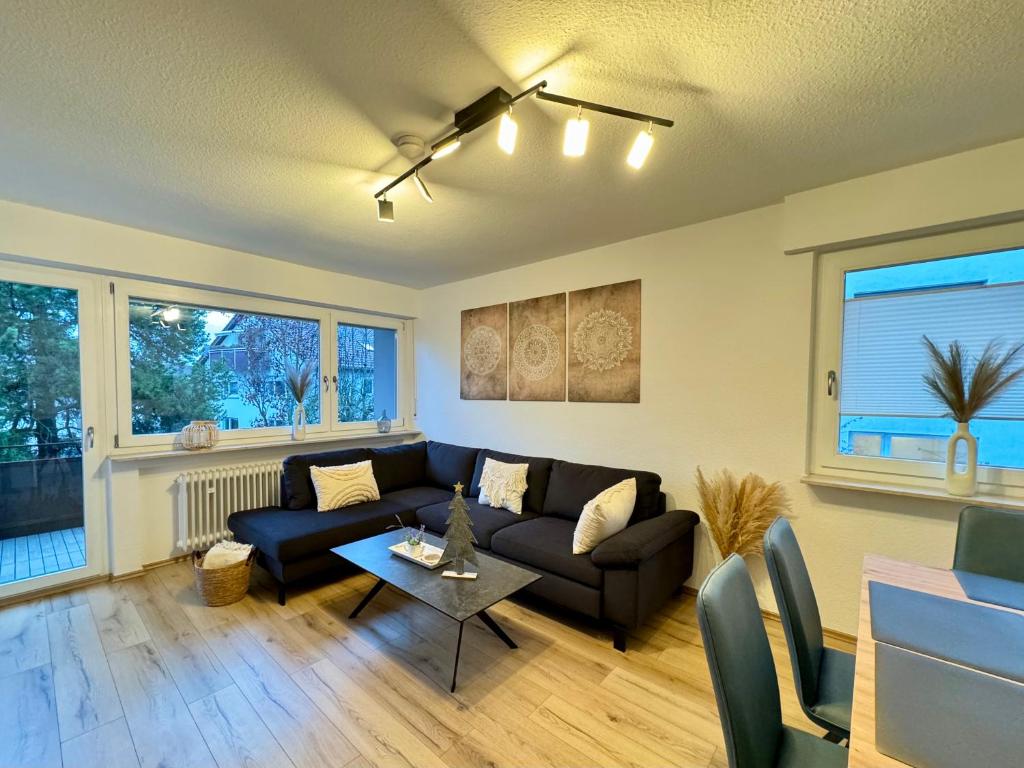 3 Zimmer Apartment, 80 qm, ruhig und zentrumsnah, max 5 Pers, Balkon, Garage, Internet 300 MBit في شيندلفينجن: غرفة معيشة مع أريكة وطاولة