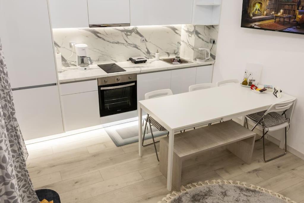 Kuchyň nebo kuchyňský kout v ubytování The Golden home 1
