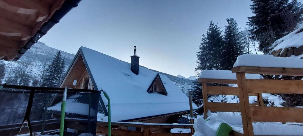 Štýlový Zrub Martina A s kúpacou Kaďou a detským ihriskom! during the winter