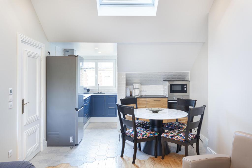 Kuchyň nebo kuchyňský kout v ubytování Les appartements de Chantilly - gare
