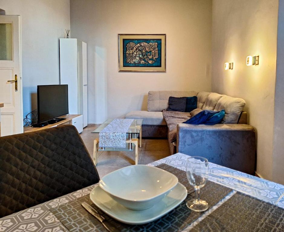 Modern Parkside Garden View Apartment في بودابست: غرفة معيشة مع أريكة وطاولة