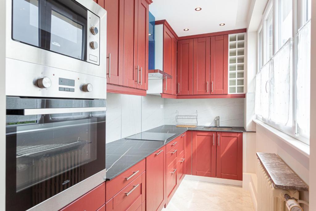 Kuchyň nebo kuchyňský kout v ubytování Les appartements de Chantilly - gare